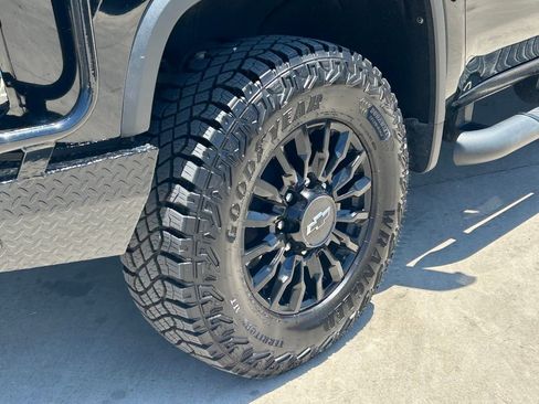 Used 2022 Chevrolet Silverado 2500 LT w/ Midnight Edition AWD/4WD image 9
