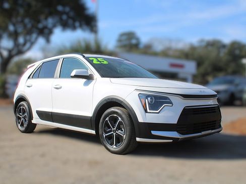 Used 2025 Kia Niro LX image 3