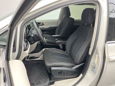 Used 2017 Chrysler Pacifica Touring FWD image 8