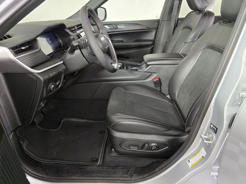 New 2025 Jeep Grand Cherokee Altitude image 17