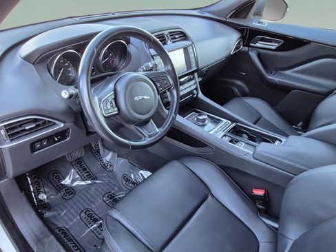 Used 2018 Jaguar F-PACE Premium image 18