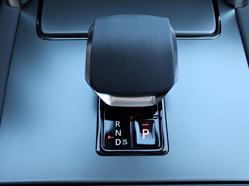 Used 2025 Land Rover Discovery Sport S image 28