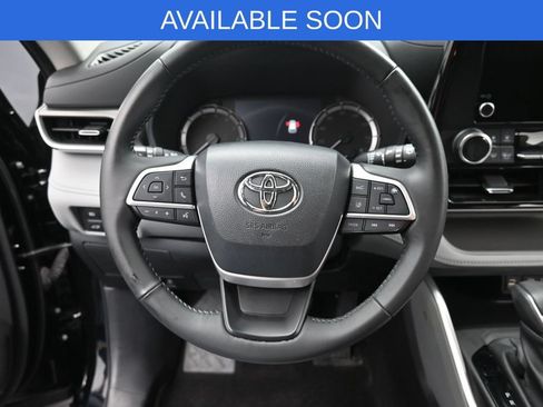 Used 2023 Toyota Highlander LE FWD image 16