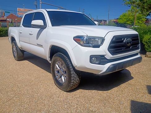 Used 2018 Toyota Tacoma SR5 w/ SR5 Appearance Package (SM) RWD image 18