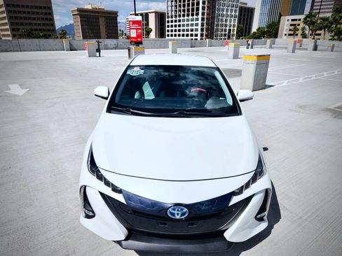 Used 2017 Toyota Prius Prime Advanced w/ Carpet Mat Package FWD image 4