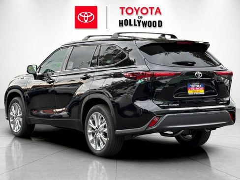 New 2025 Toyota Highlander Limited image 6