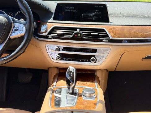 Used 2018 BMW 750i RWD image 22
