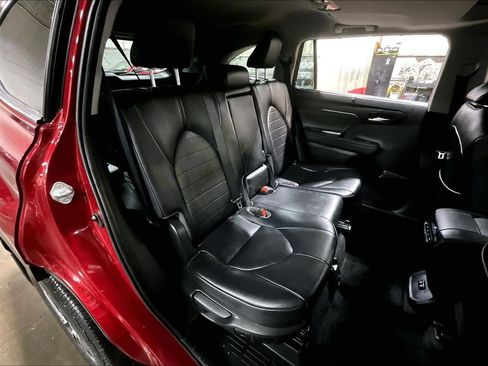 Used 2020 Toyota Highlander XLE image 20