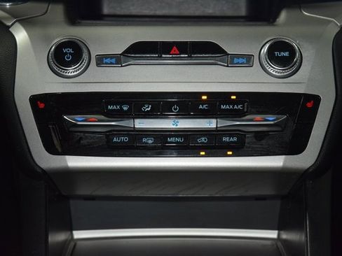 Used 2022 Ford Explorer XLT image 32