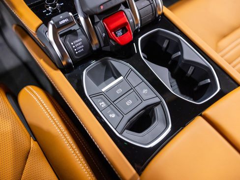 Used 2025 Lamborghini Urus SE image 46