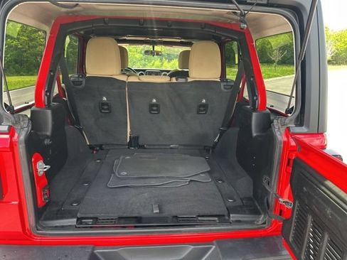 Used 2020 Jeep Wrangler Unlimited Sahara AWD/4WD image 15