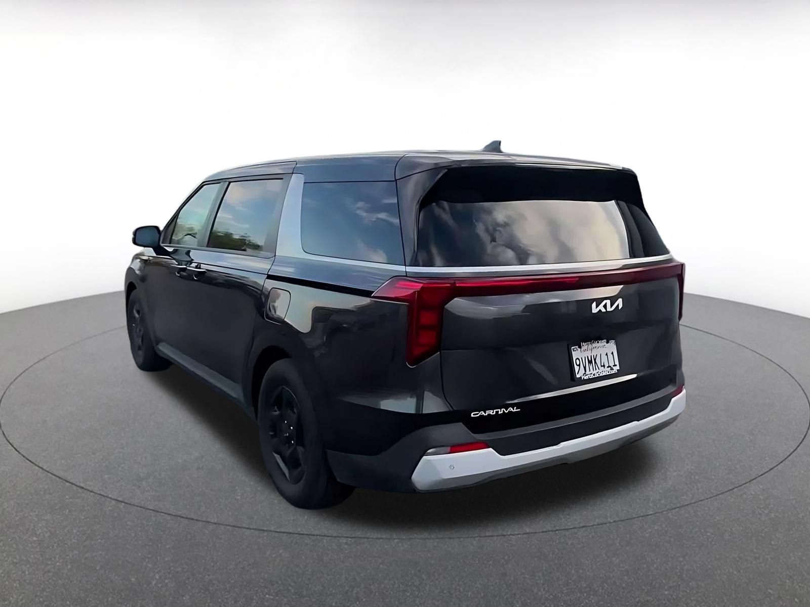 Used 2026 Kia Carnival FWD image 10