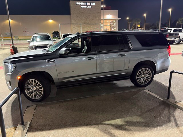 Used 2023 GMC Yukon XL Denali w/ Advanced Technology Package AWD/4WD image 1