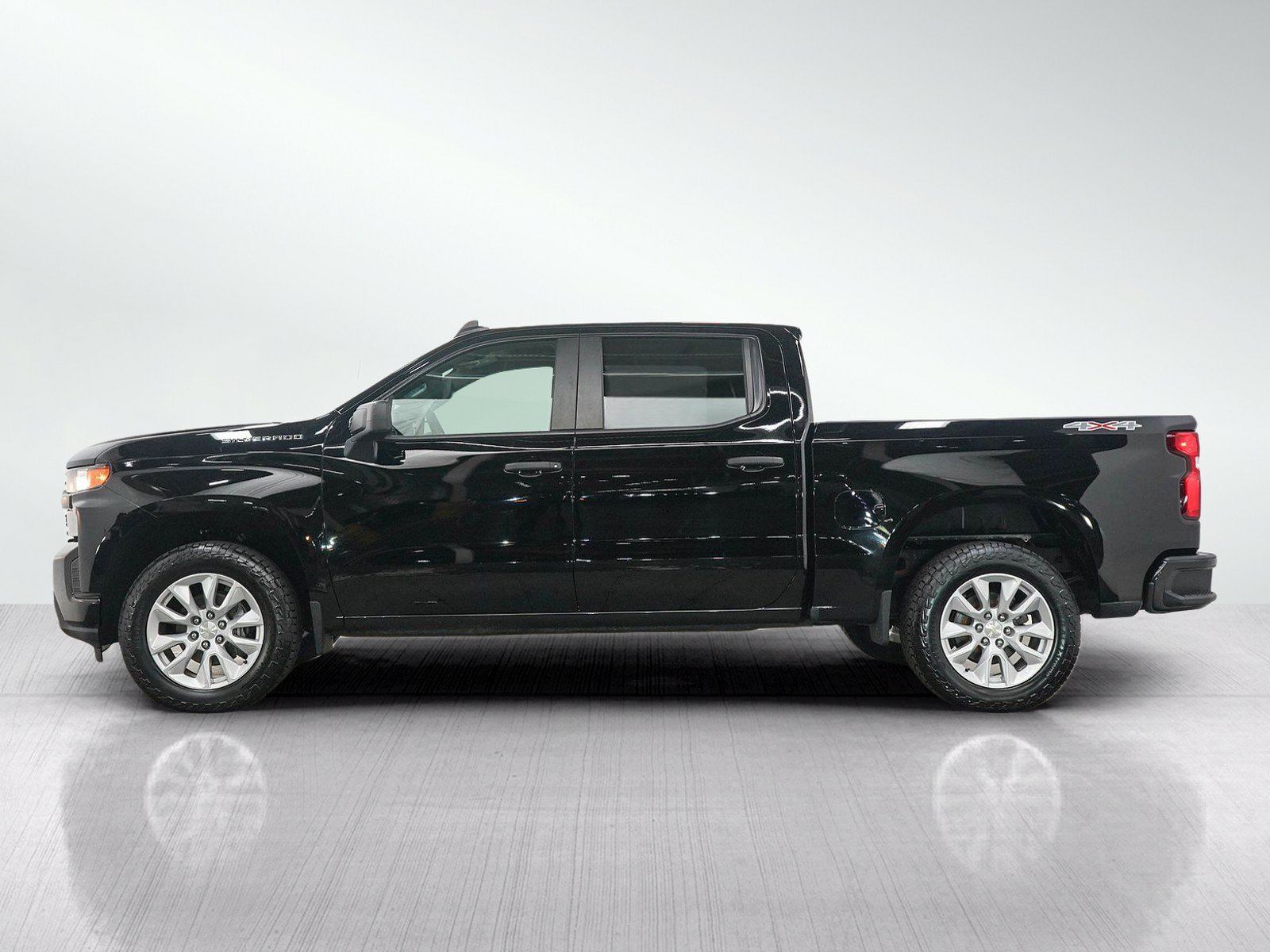 Used 2020 Chevrolet Silverado 1500 Custom w/ Custom Value Package AWD/4WD image 2