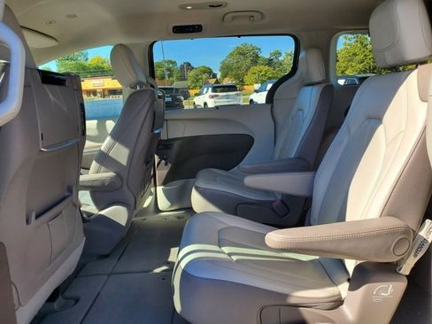 Certified 2018 Chrysler Pacifica Touring-L Plus image 25