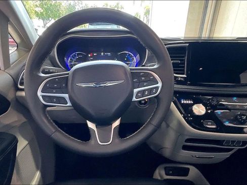 Used 2023 Chrysler Pacifica Touring-L FWD image 5