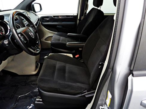 Used 2016 Dodge Grand Caravan SE FWD image 8