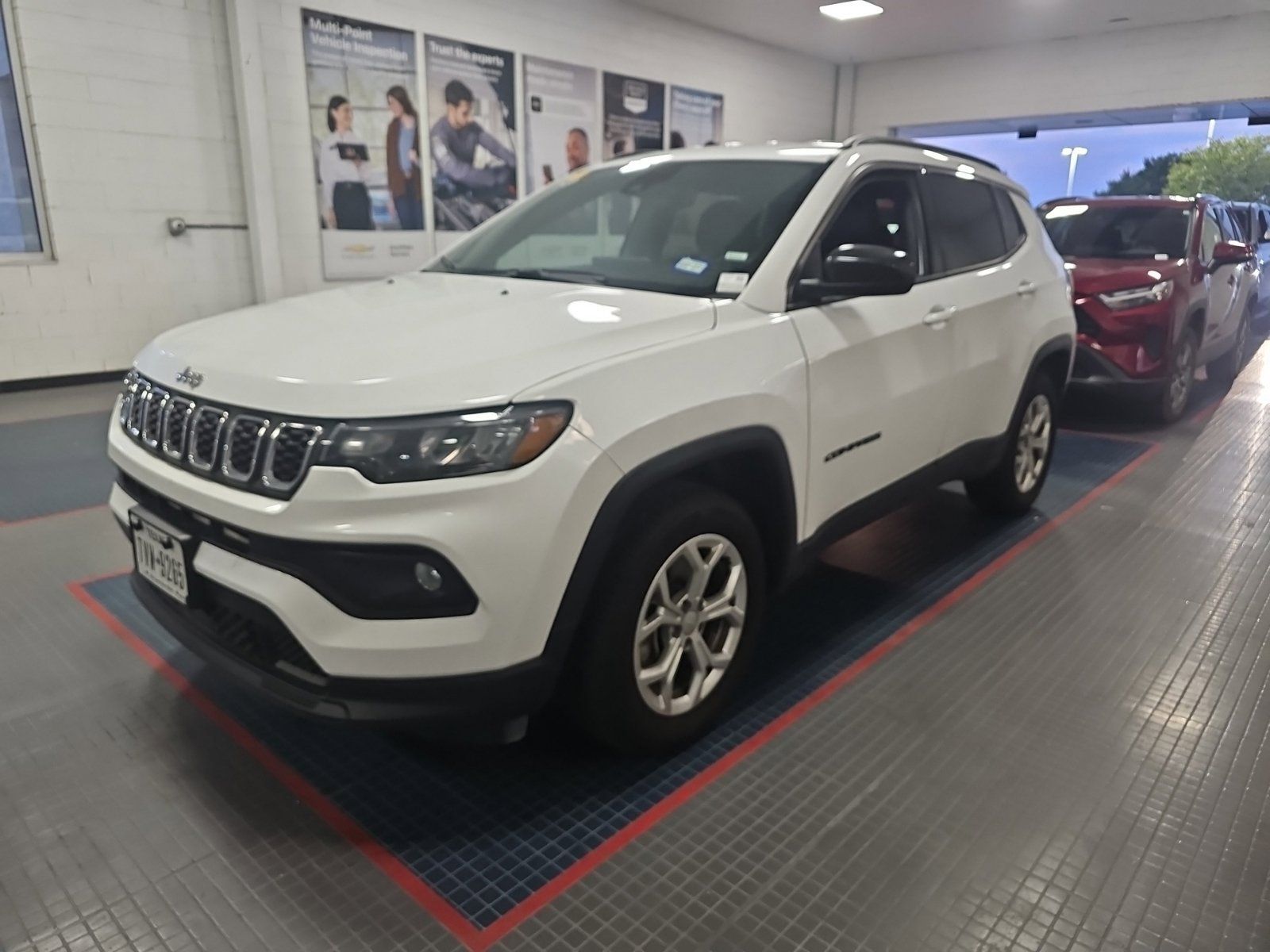 Used 2024 Jeep Compass Latitude AWD/4WD image 1