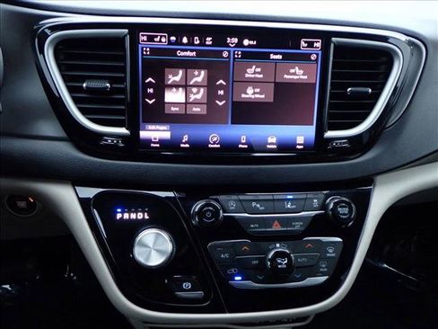 Used 2022 Chrysler Pacifica Touring-L image 18