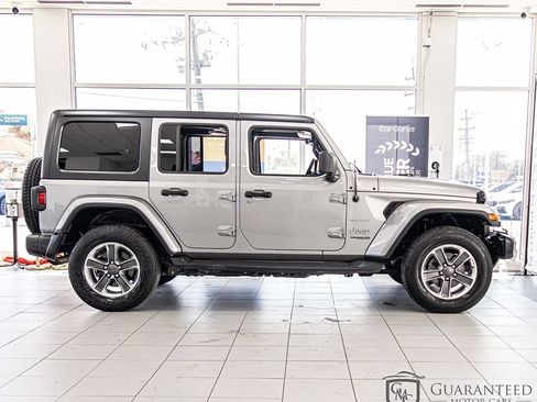 Used 2018 Jeep Wrangler Unlimited Sahara AWD/4WD image 9