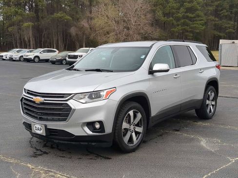 Used 2021 Chevrolet Traverse LT w/ LT Premium Package image 4