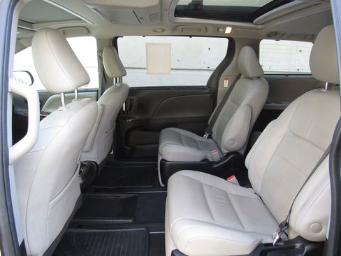 Certified 2018 Toyota Sienna Limited Premium image 15