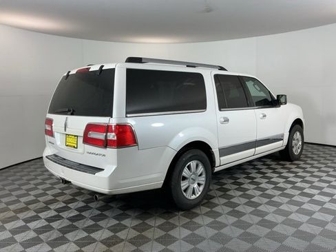 Used 2010 Lincoln Navigator L Base image 4