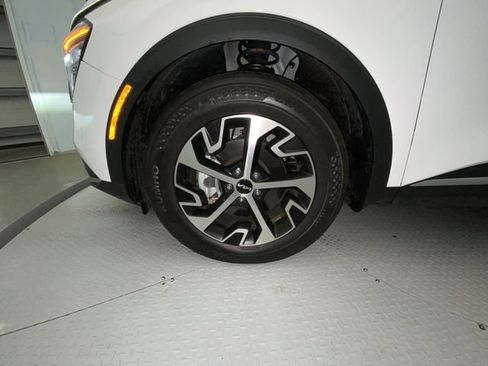 Used 2024 Kia Sportage EX FWD image 10