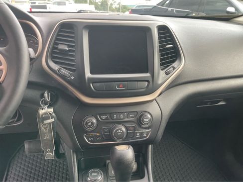 Used 2015 Jeep Cherokee Latitude w/ Cold Weather Group AWD/4WD image 16