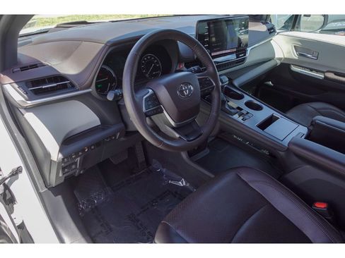 Certified 2024 Toyota Sienna Platinum FWD image 10