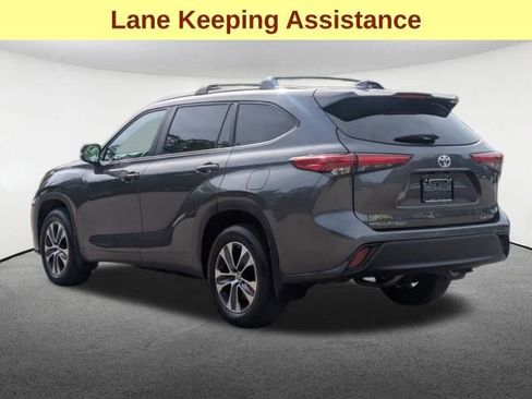 Used 2023 Toyota Highlander XLE AWD/4WD image 7