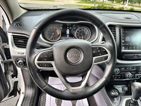 Used 2017 Jeep Cherokee Trailhawk AWD/4WD image 11
