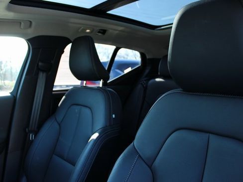 Used 2025 Volvo XC40 B5 Plus image 15