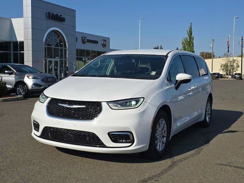Used 2023 Chrysler Pacifica Touring-L FWD image 15