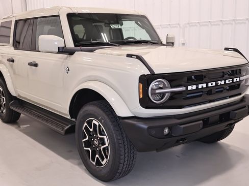 New 2026 Ford Bronco Outer Banks AWD/4WD image 3