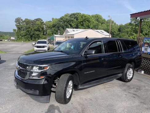 Used 2019 Chevrolet Suburban LT image 2