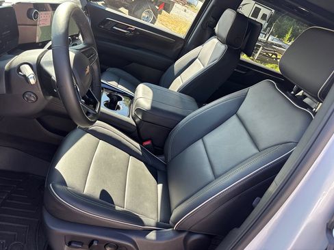 Used 2025 Chevrolet Suburban Premier AWD/4WD image 16