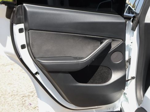 Used 2024 Tesla Model Y Long Range RWD image 37