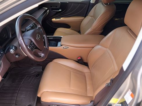 Used 2018 Lexus LS 500 w/ Accessory Package (Z2) RWD image 9