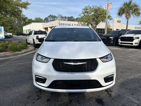New 2026 Chrysler Pacifica Select image 2