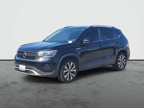 Used 2022 Volkswagen Taos SE FWD image 2