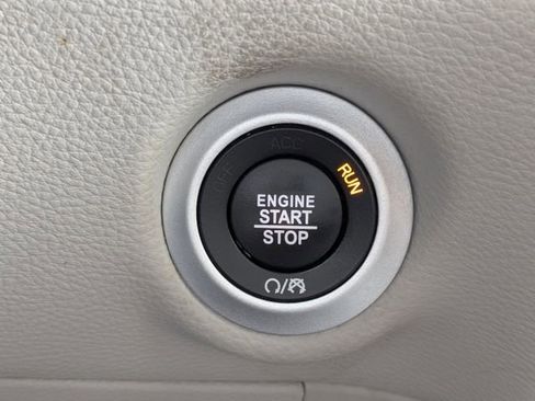 Used 2023 Chrysler Pacifica Touring-L FWD image 30