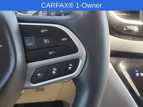 Used 2024 Chrysler Pacifica Touring-L FWD image 18