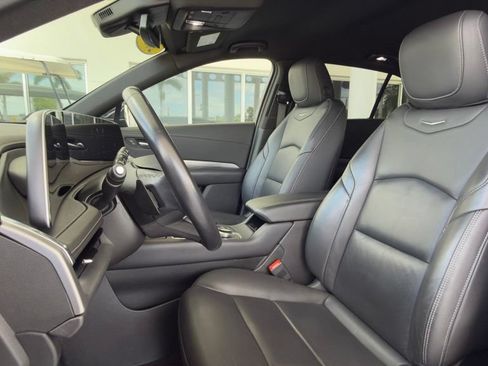 Used 2024 Cadillac XT4 Premium Luxury FWD image 4
