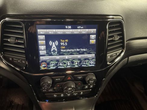 Used 2021 Jeep Grand Cherokee Laredo X image 24