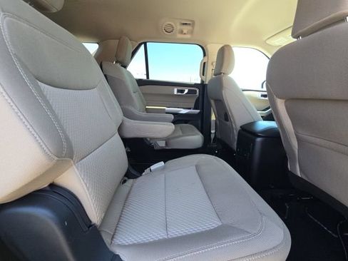 Used 2024 Ford Explorer XLT RWD image 15