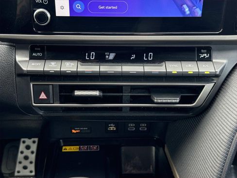 Used 2025 Toyota Camry SE image 11