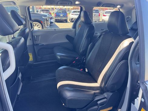 Used 2014 Toyota Sienna SE FWD image 11