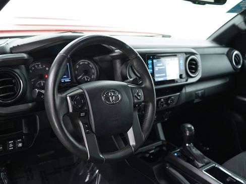 Used 2017 Toyota Tacoma TRD Sport w/ Tow Package (A/T) image 19