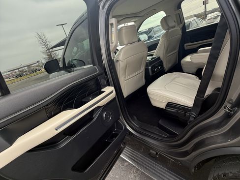 Used 2019 Ford Expedition Platinum image 12